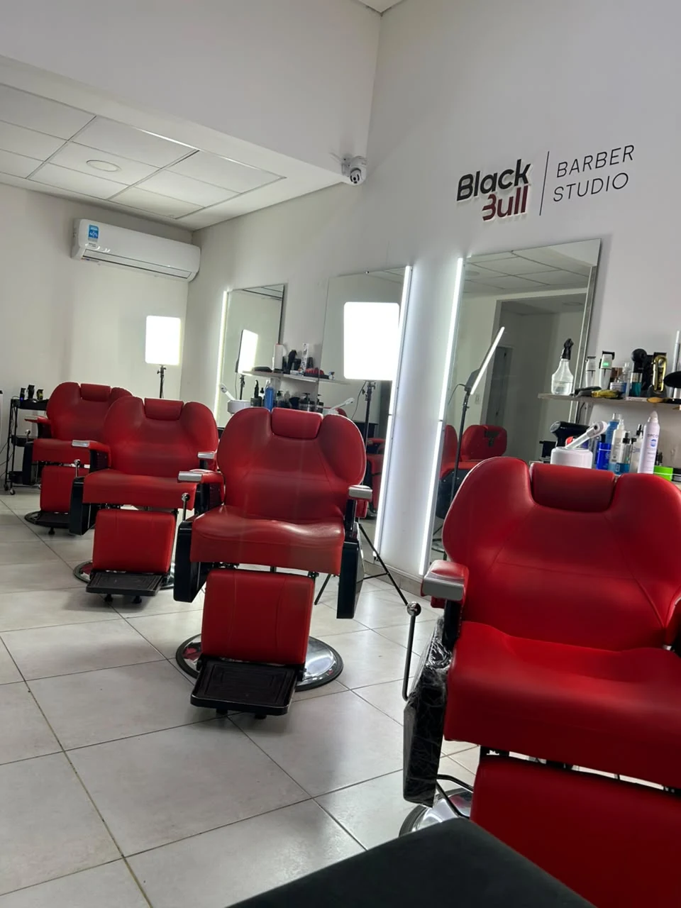 Estaciones de corte de BlackBull, barbería en Plottier