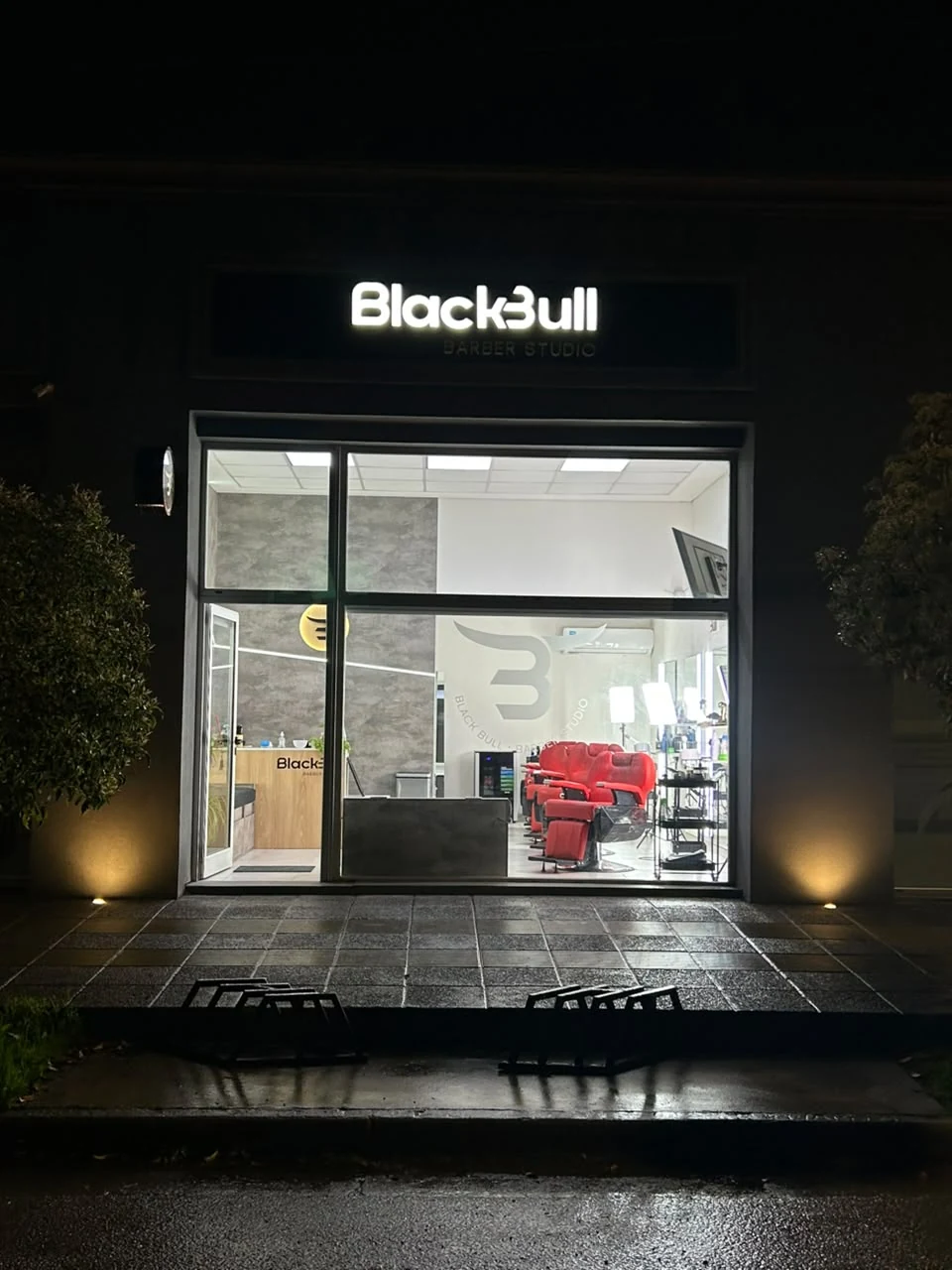 Fachada nocturna actual de BlackBull Barber Studio