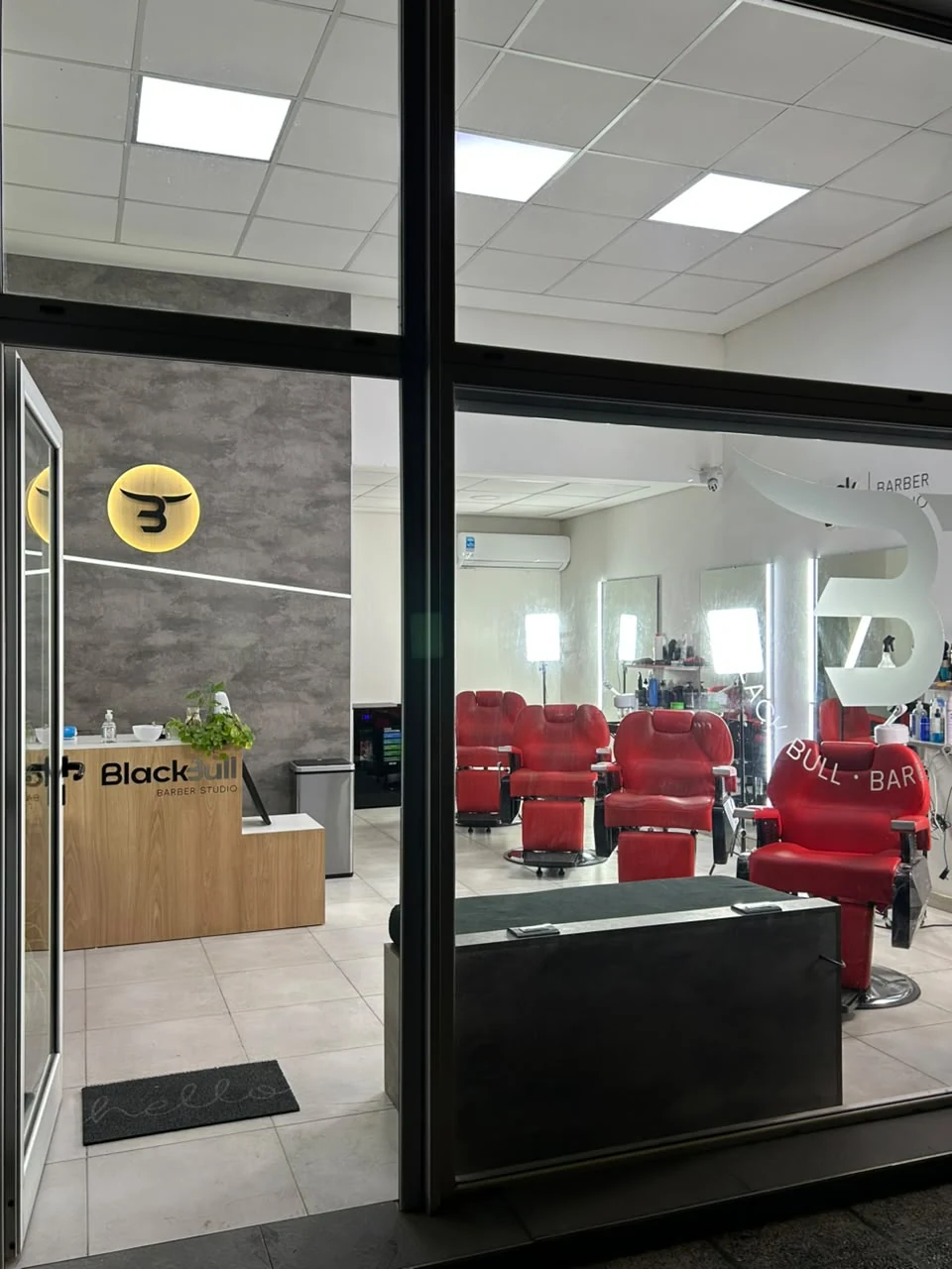 Interior de BlackBull Barber Studio en Plottier, Neuquén